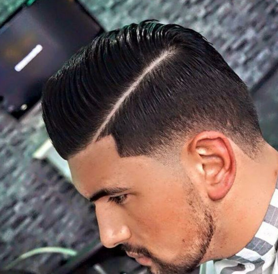 Strakke skin fade met scheiding en verzorgde baard, in de stoel bij The Barber House