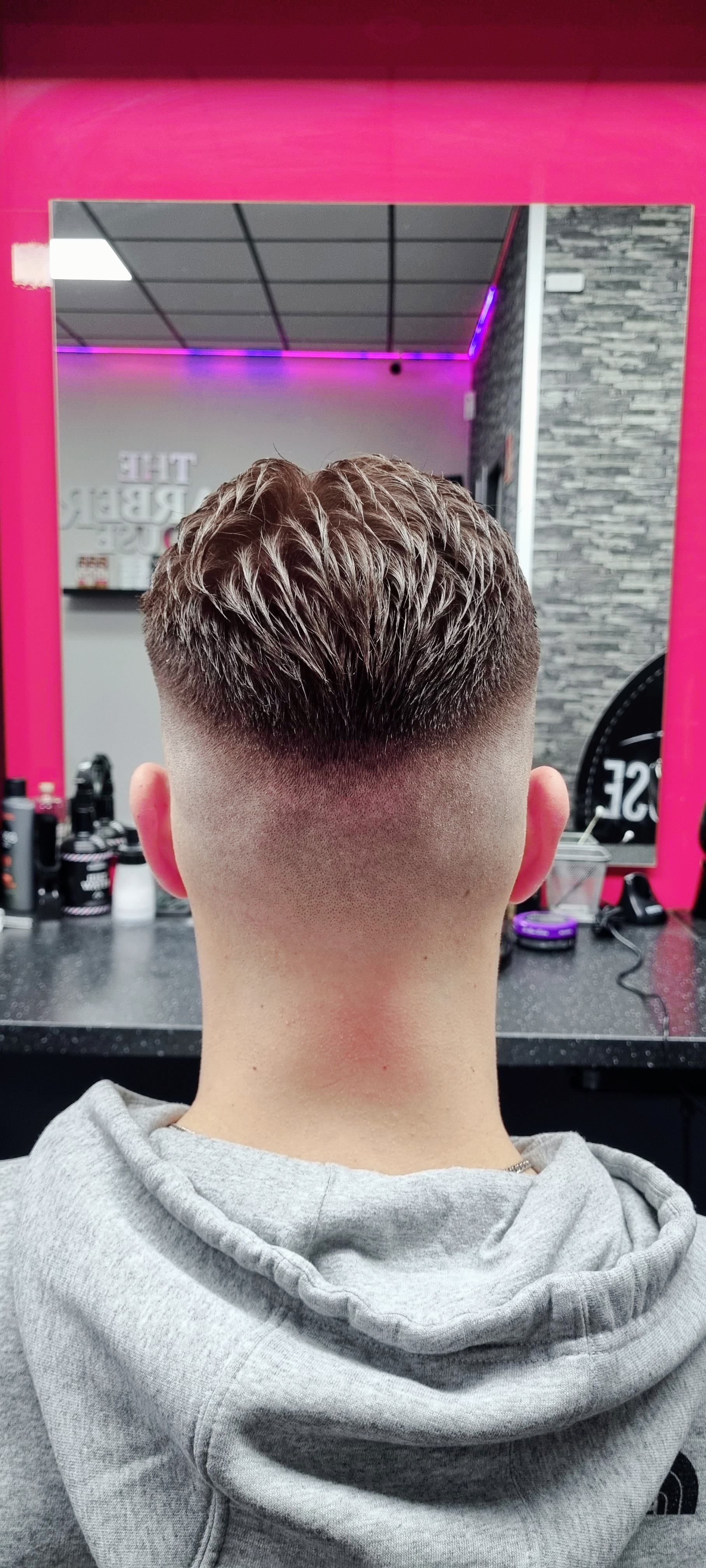 Textured crop met skin fade, van achteren