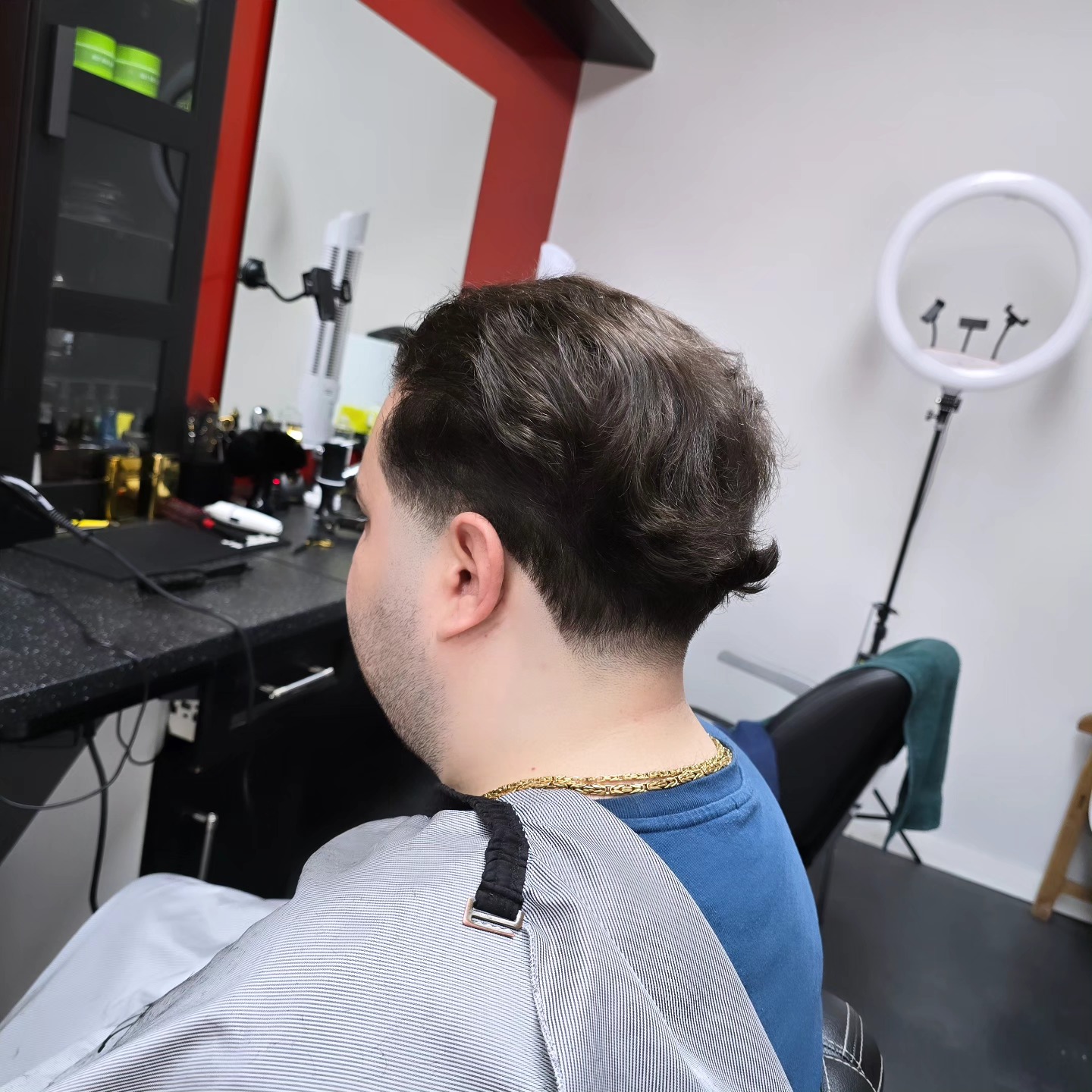 Geblende taper op donker haar, zijaanzicht