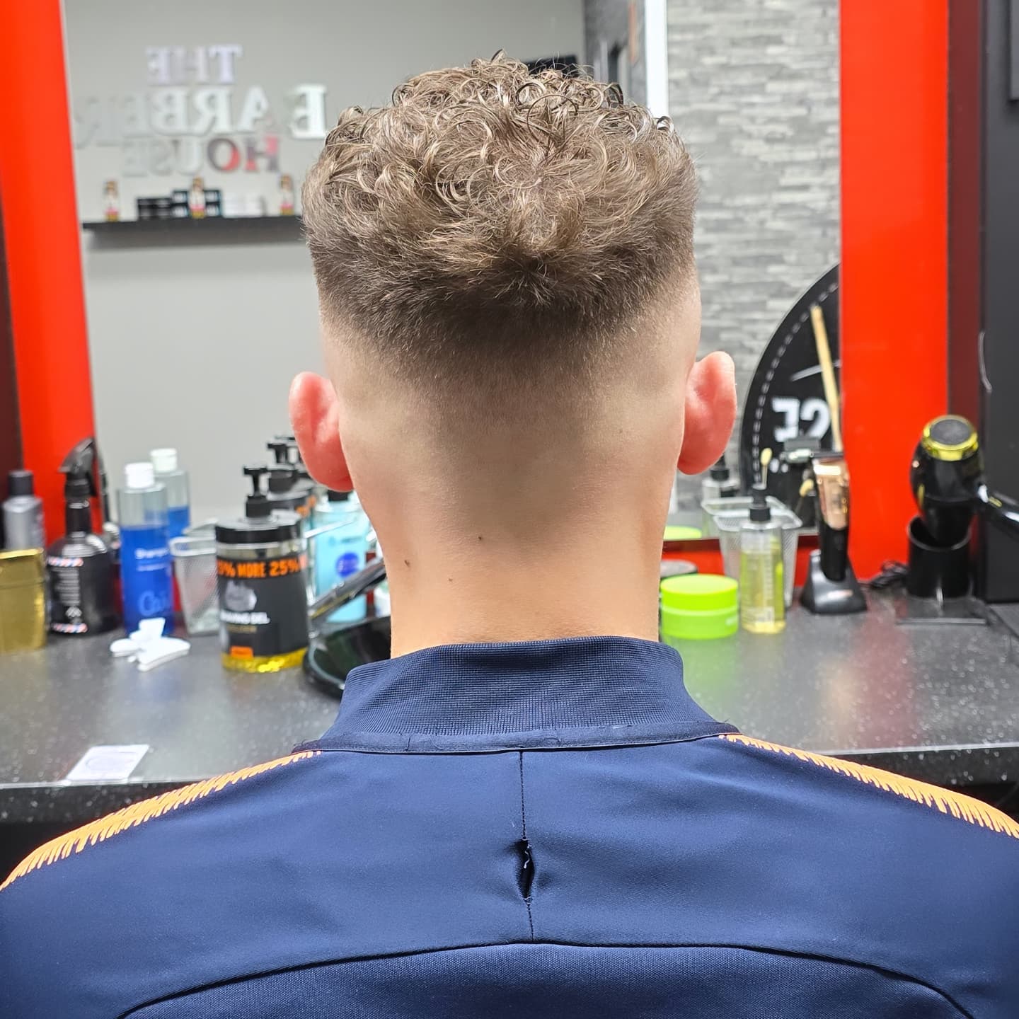 Krullende bovenkant met skin fade